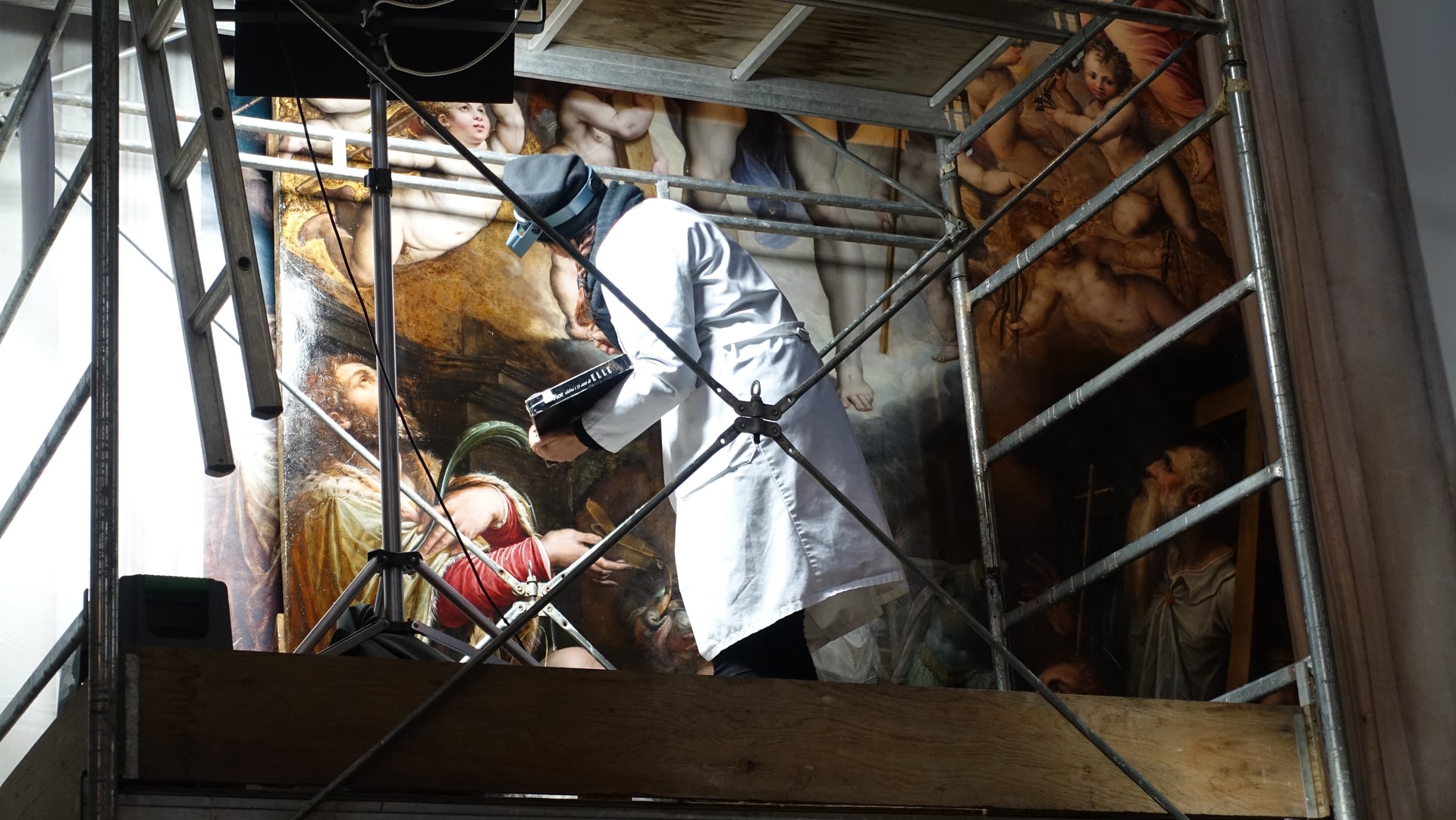 I batteri restauratori ripuliscono i marmi di Michelangelo
