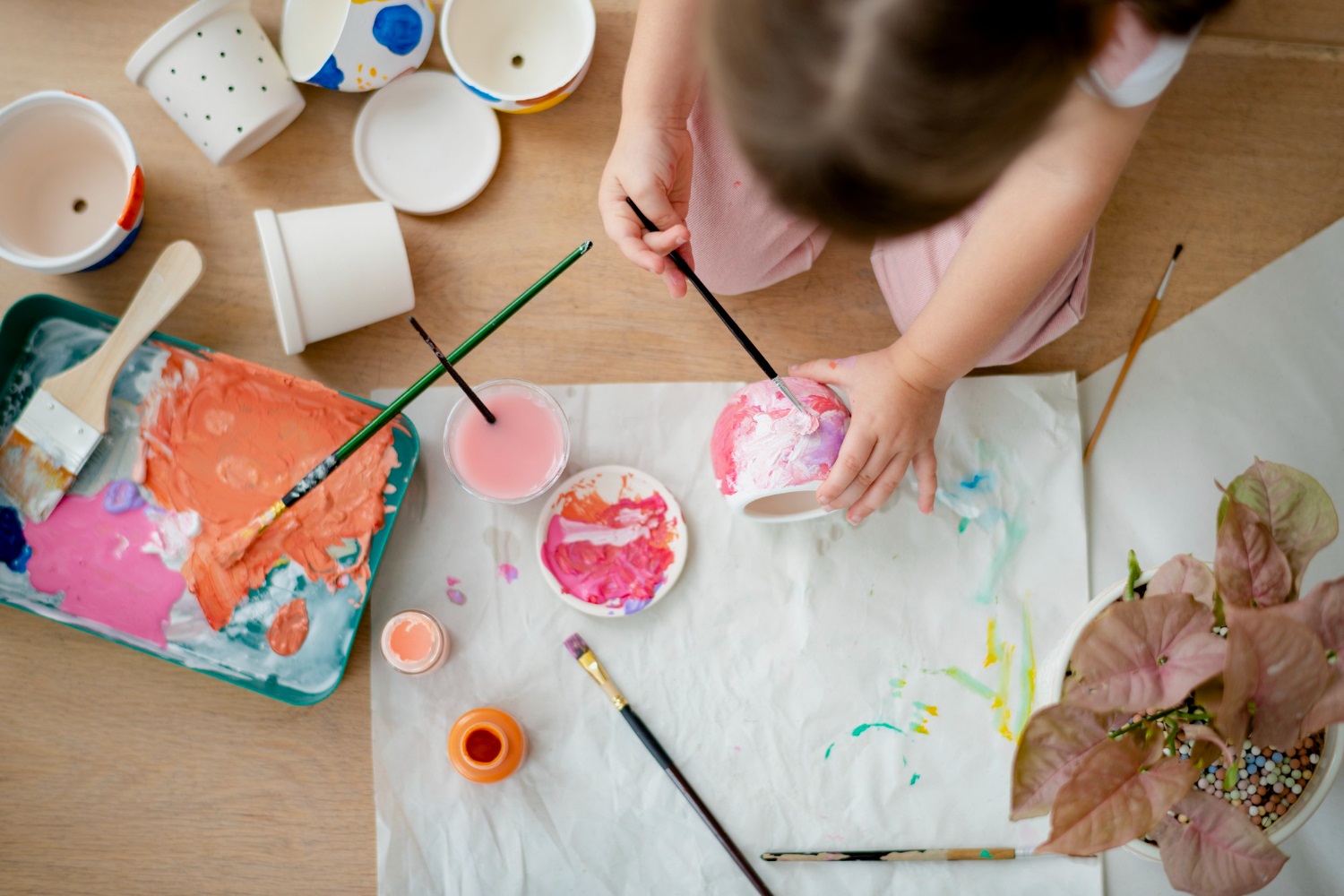 Uno dei lavoretti perfetti per la scuola infanzia: la foglia luminosa